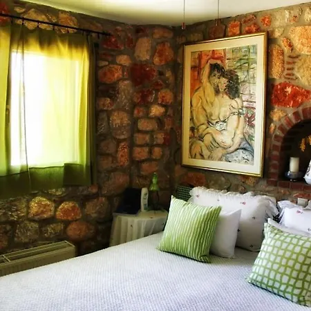 - Ta Petrina - Traditional Stone-built *