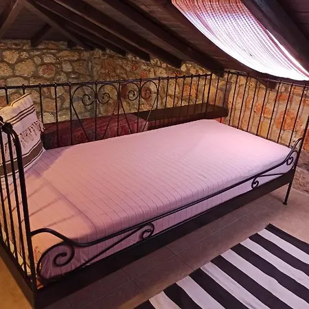 - Ta Petrina - Traditional Stone-built *