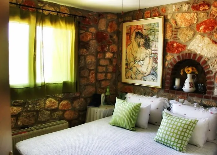 - Ta Petrina - Traditional Stone-built *